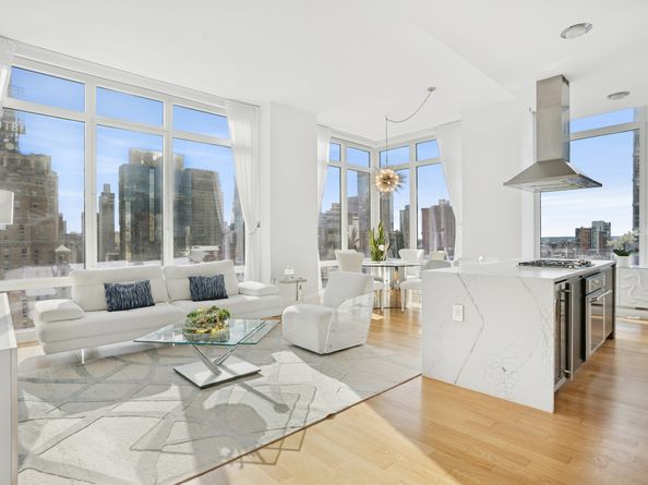 247 West 46th Street 2103, New York NY 10036