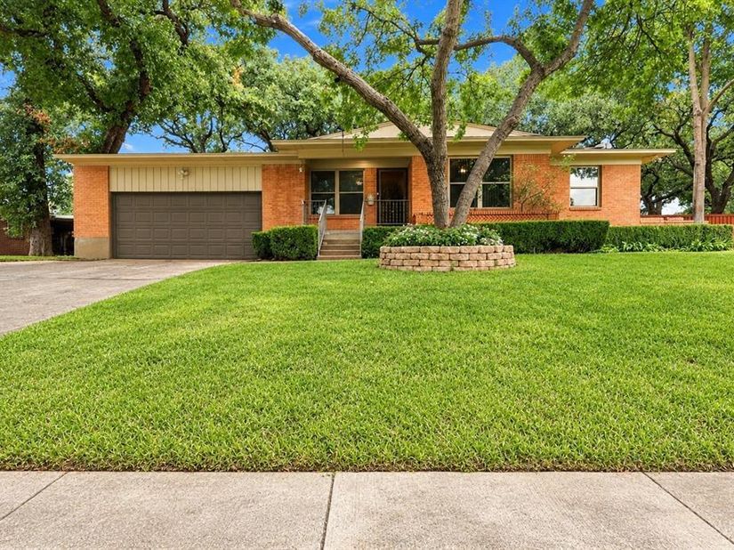 1233  Fair Oaks Drive , Irving Texas 75060