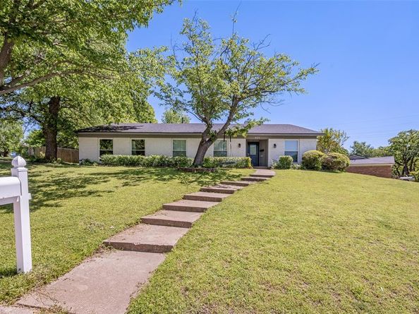 625  Caduceus Lane , Hurst Texas 76053