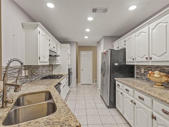 853  Woodridge Circle , DeSoto Texas 75115