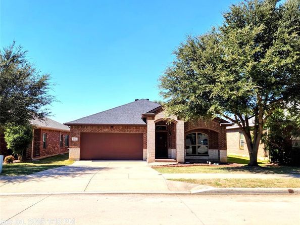 912  Iona Drive , Fort Worth Texas 76120