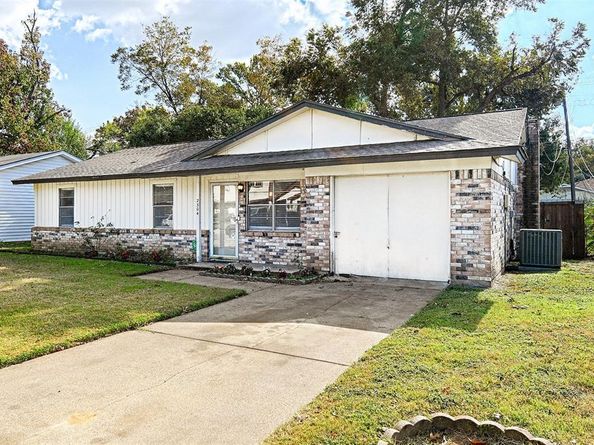 2304  Meadow Crest , Irving Texas 75060