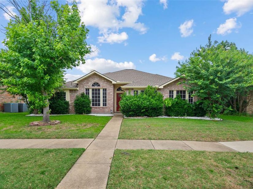 2726  Crosslands Drive , Garland Texas 75040