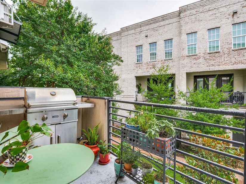 7333  Valley View Lane  304, Dallas Texas 75240