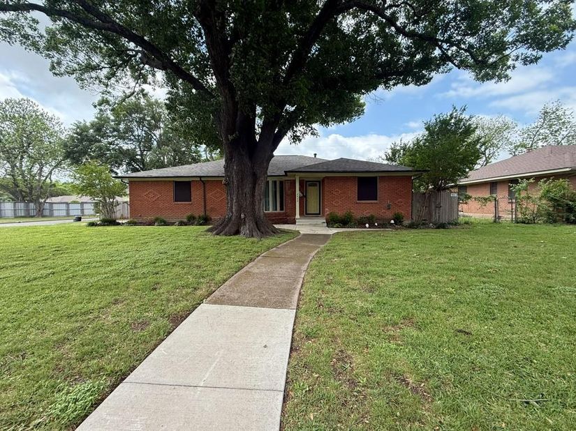 2424  Dorrington Drive , Dallas Texas 75228
