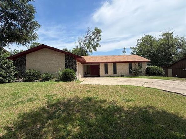 8012  Chapin Road , Benbrook Texas 76116