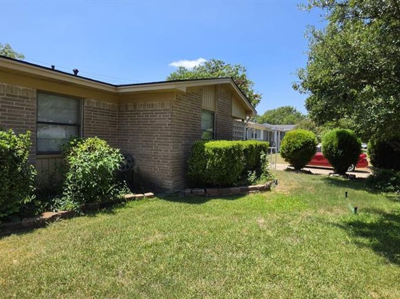 4302  Longleaf Drive , Garland Texas 75042