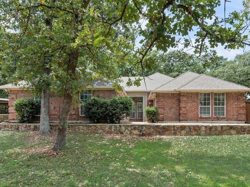 1022  Oak Tree Drive , Fort Worth Texas 76140