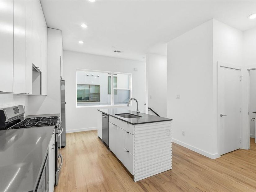 427 W 10TH Street  502, Dallas Texas 75208