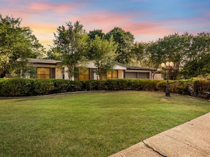 2328  Globe Avenue , Dallas Texas 75228