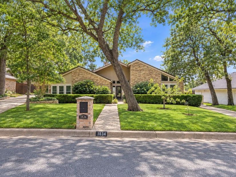 1834  Rhinevalley Drive , Arlington Texas 76012