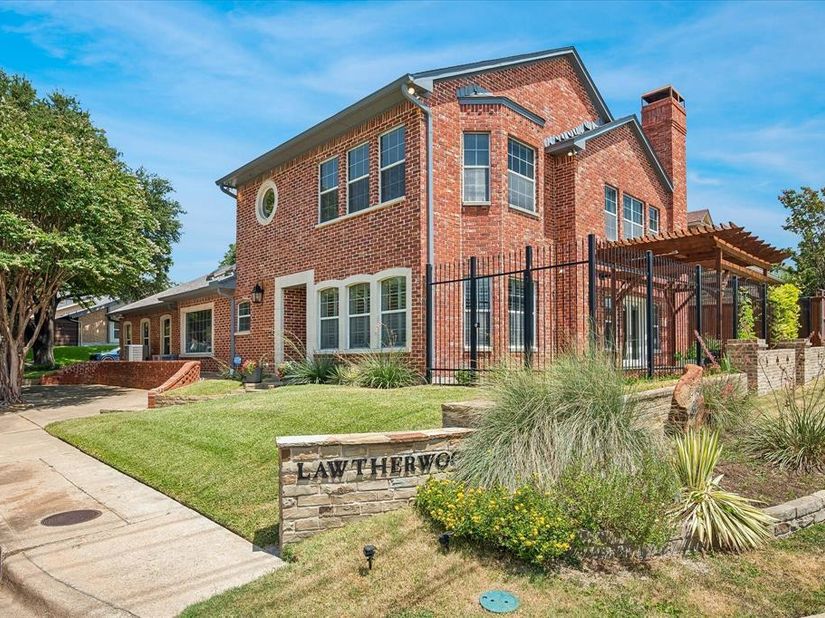 2702  Lawtherwood Court , Dallas Texas 75214