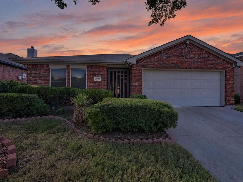 2832  Trailhouse Drive , Dallas Texas 75237