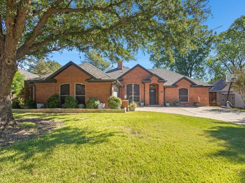 6205  Brookstone Drive , Arlington Texas 76001