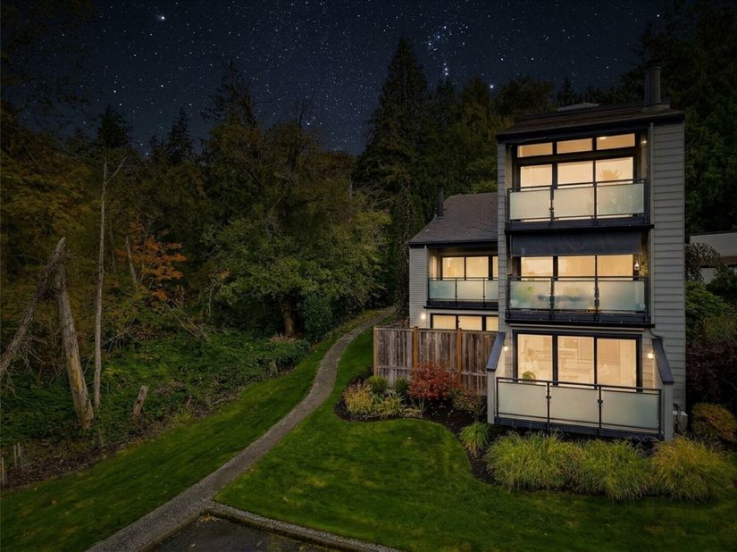 11230 NE 68th Street C, Kirkland WA 98033