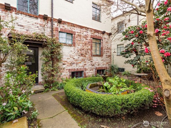 1106 NE 42nd 19, Seattle WA 98105