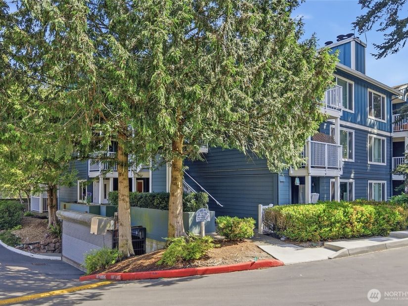 300 N 130th Street W 2205, Seattle WA 98133
