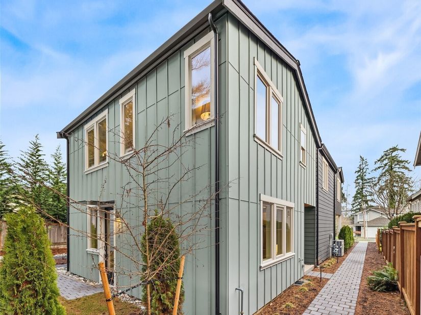 639 18th Avenue W, Kirkland WA 98033