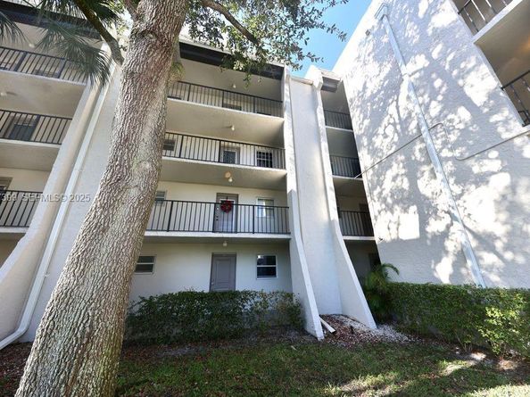 9450 Poinciana Pl 106, Davie FL 33324