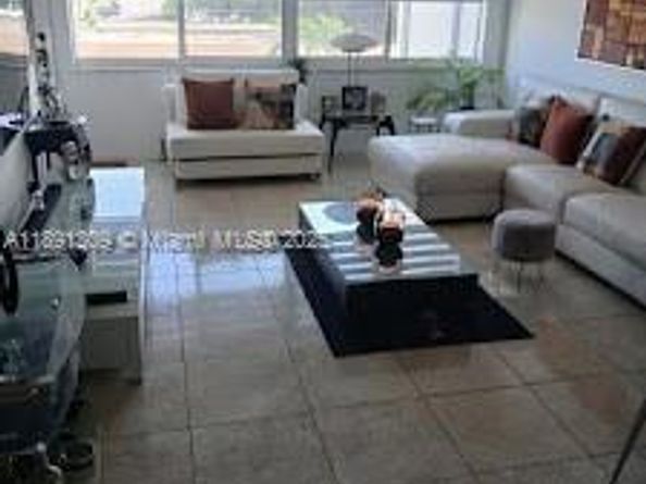 329 SE 3rd St 304S, Hallandale Beach FL 33009