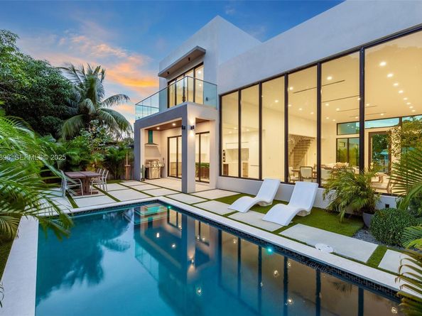 66 NW 50th St, Miami FL 33127