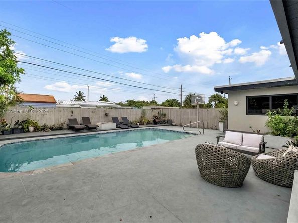 530 NW 39, Oakland Park FL 33309