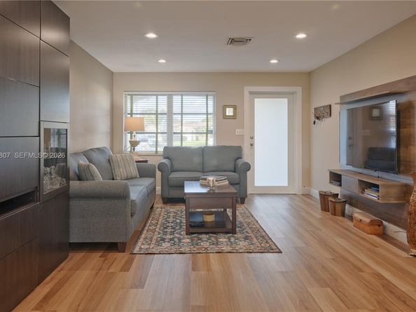 1236 NW 43rd St, Deerfield Beach FL 33064