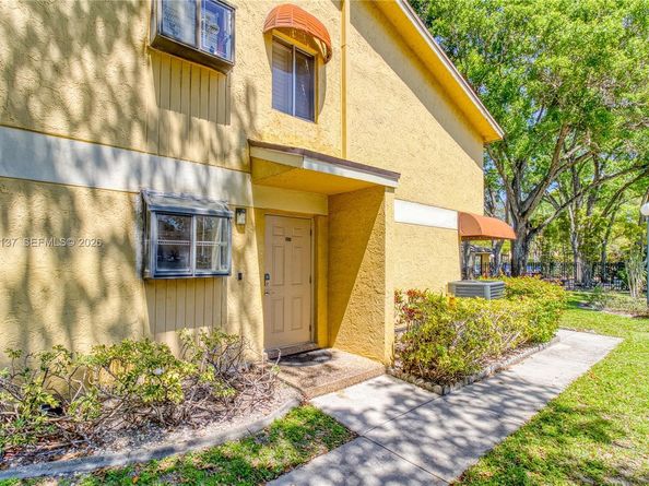 3095 N Oakland Forest Dr 104, Oakland Park FL 33309