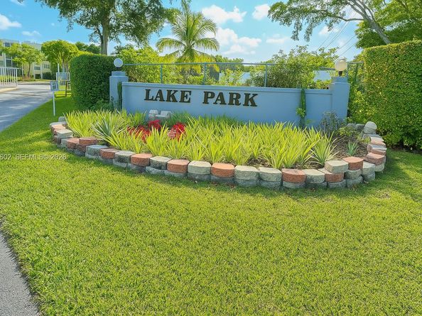 950 NE 199th St 2H, Miami FL 33179