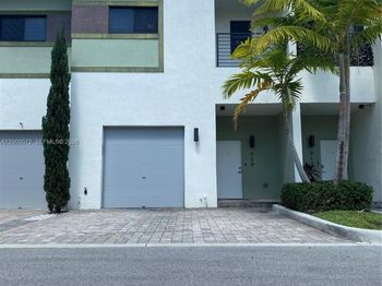 909 NW 45th Ter