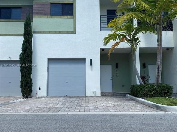 909 NW 45th Ter, Plantation FL 33317