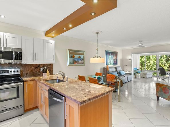 5121 W Oakland Park Blvd 304, Lauderdale Lakes FL 33313