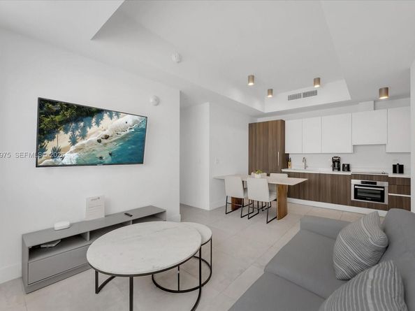 239 SW 9th St 1603, Miami FL 33130