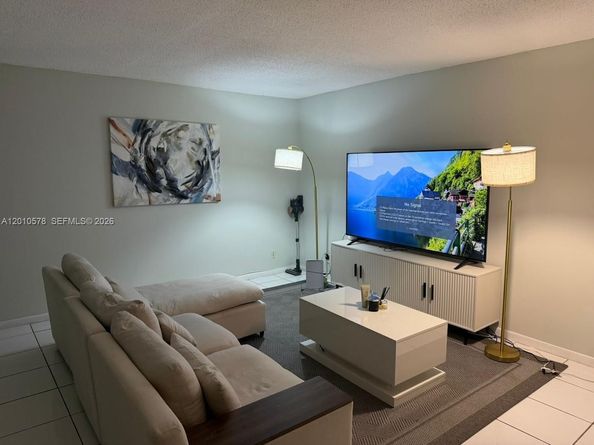 2420 Diana Dr 302, Hallandale Beach FL 33009