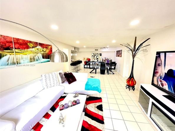 9403 SW 76th St Y17, Miami FL 33173