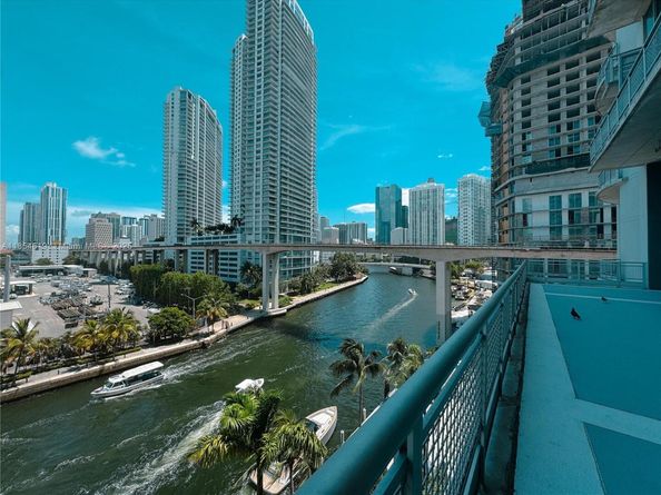 690 SW 1st Ct 2122, Miami FL 33130