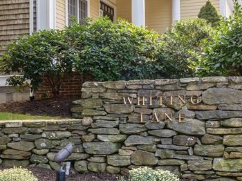 25 Whiting Ln