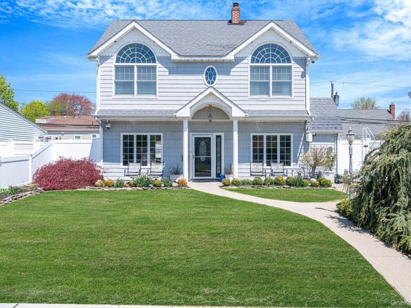 71 Hill Lane, Levittown NY 11756