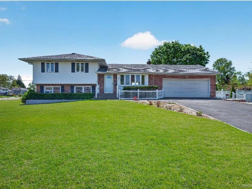 8 Whitebirch Lane, Commack NY 11725