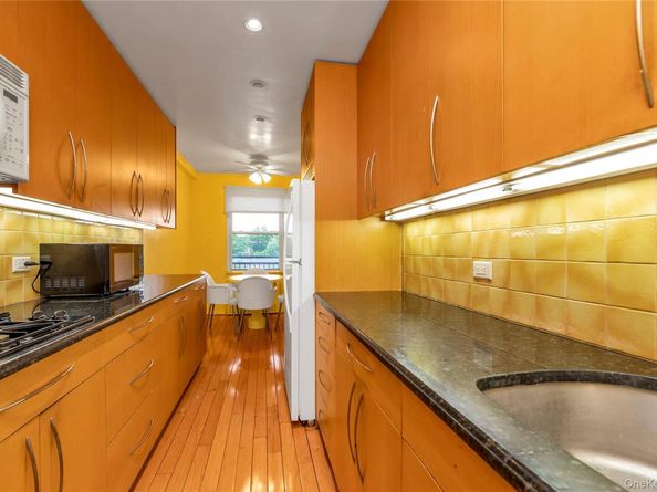30 Stoner Avenue 3O, Great Neck NY 11021