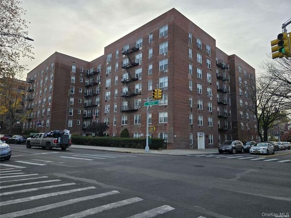 35-10 150 St 6A, Flushing NY 11354