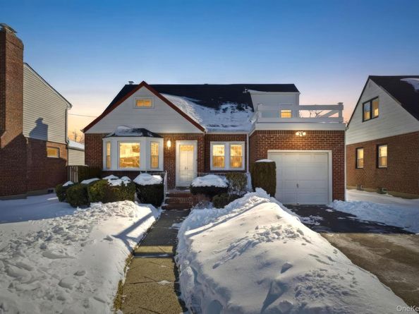 54 Aberdeen Road, New Hyde Park NY 11040