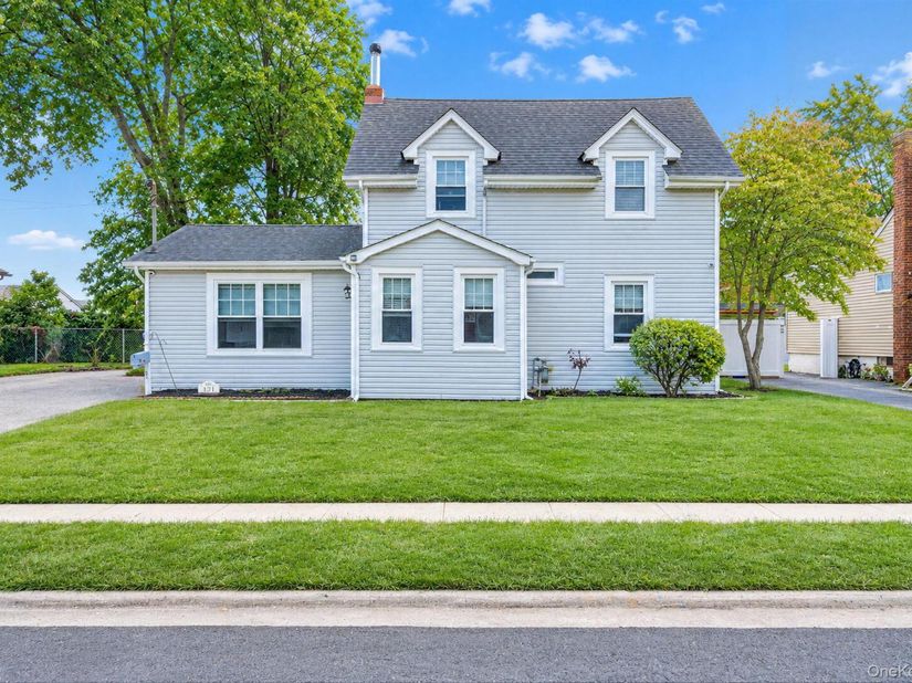 131 E Alhambra Avenue, Lindenhurst NY 11757