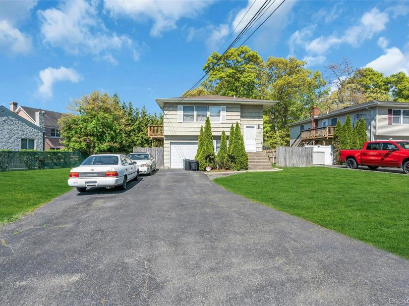 106 Summit Drive, Smithtown NY 11787