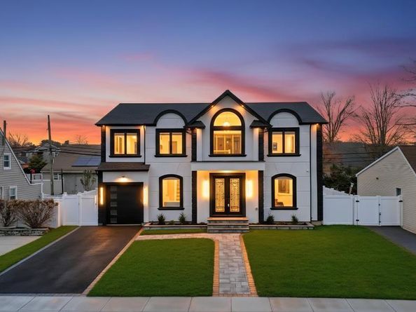 41 Coachman Lane, Levittown NY 11756