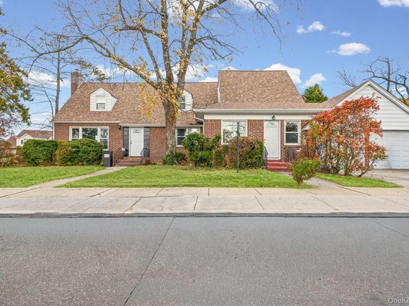 6 Central Court, Valley Stream NY 11580