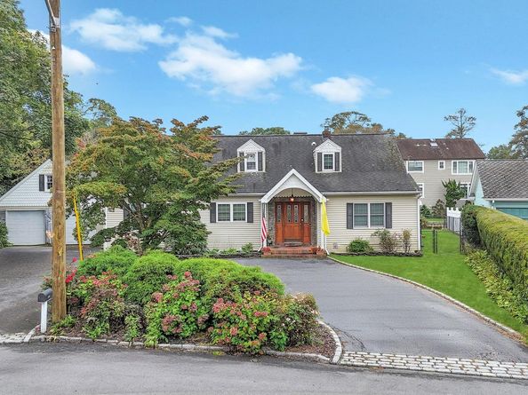 190 Connetquot Drive, Oakdale NY 11769