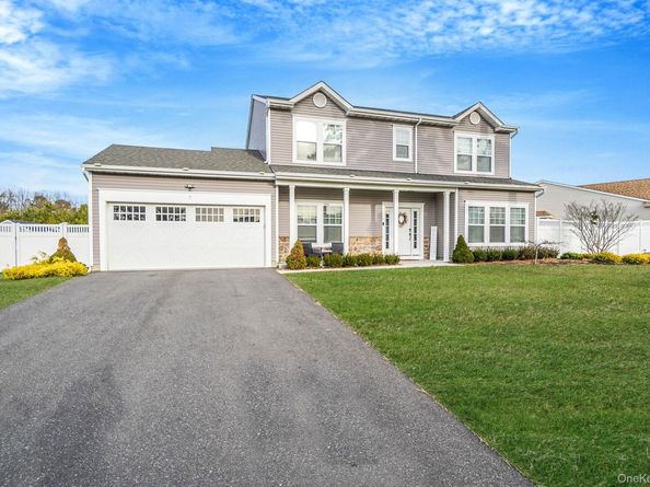 7 Pondview Circle, Shirley NY 11967