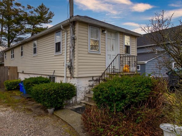 27 Pearsall Place, Babylon NY 11702