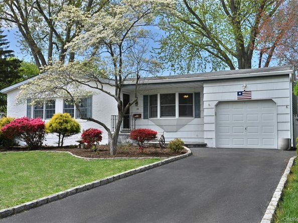 28 Dartmouth Drive, Smithtown NY 11787